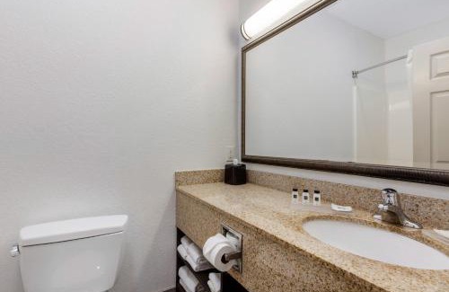 Columbus Hotel | Clarion Pointe Columbus-Bradley Park