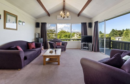 Hilltop House | Classic Bach with wifi & pets