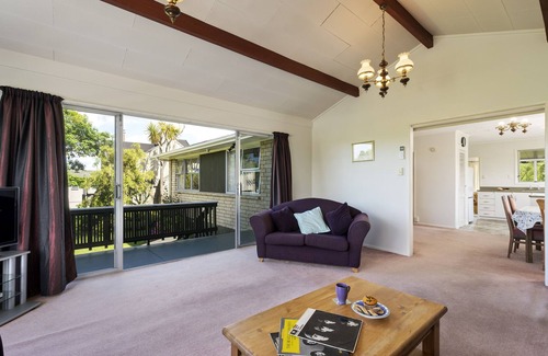 Hilltop House | Classic Bach with wifi & pets