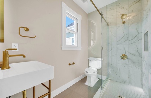 Napa Bed & Breakfast | Classic California King room at bed & breakfast-downtown Napa w/pool & hot tub