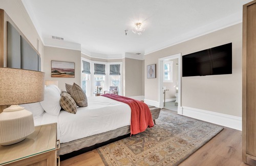 Napa Bed & Breakfast | Classic California King room at bed & breakfast-downtown Napa w/pool & hot tub