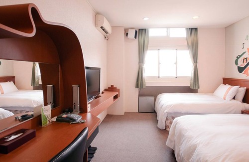 Wufeng District Hotel | Classic Delight