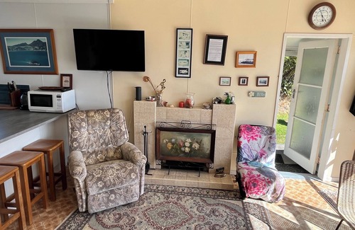 Whangarei Heads Cottage | Classic Kiwi Bach In Blissful Urquhart Bay - Relax and Recharge