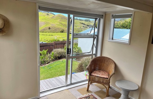Whangarei Heads Cottage | Classic Kiwi Bach In Blissful Urquhart Bay - Relax and Recharge