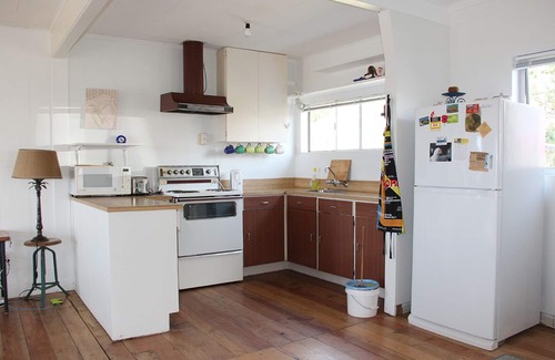 Cable Bay House | Classic kiwi bach in Cable Bay