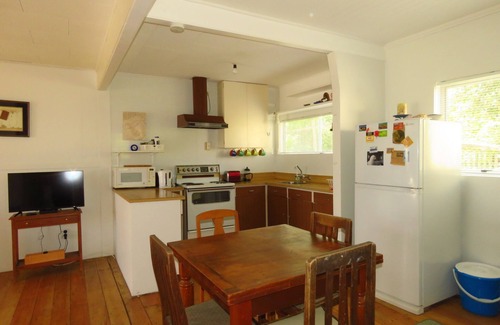 Cable Bay House | Classic kiwi bach in Cable Bay