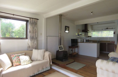 Cable Bay House | Classic kiwi bach in Cable Bay