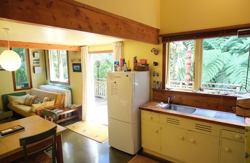 Onetangi House | Classic kiwi bach in native bush - No cleaning fee.