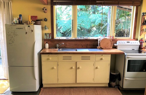 Onetangi House | Classic kiwi bach in native bush - No cleaning fee.