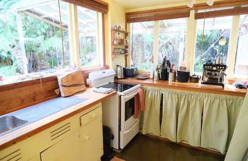 Onetangi House | Classic kiwi bach in native bush - No cleaning fee.