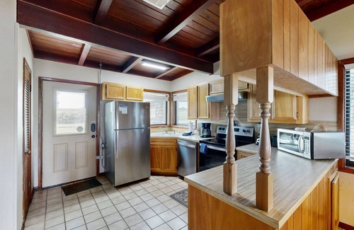 Kingsland House | Classic Lakefront Cottage w/Private Dock, Lovely Lake View, Backyard & WiFi