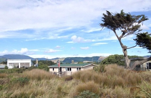 Waikanae House | Classic Lockwood - beach front location