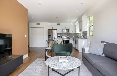 Mid City Apartment | Classic Mid-Wilshire 2BR w/Roof Terrace, nr Shopping, by Blueground