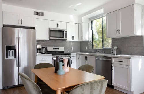 Mid City Apartment | Classic Mid-Wilshire 2BR w/Roof Terrace, nr Shopping, by Blueground