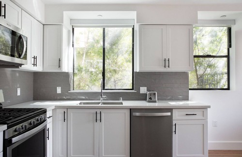Mid City Apartment | Classic Mid-Wilshire 2BR w/Roof Terrace, nr Shopping, by Blueground
