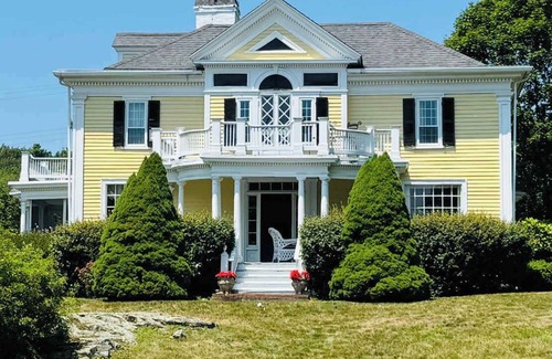 Cape Neddick House | Classic oceanview cottage