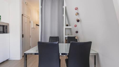 Santa Engracia Apartment | Classic Topfloor Apartment by LovelyStay