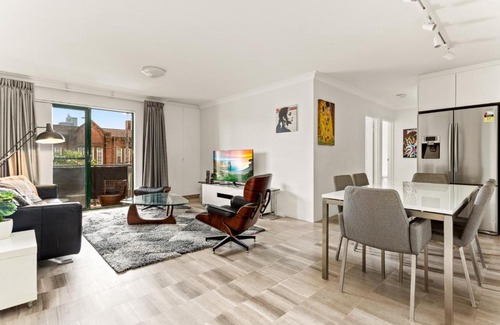 Redfern Apartment | Classy 2-bed Apartment by Prince Alfred Park