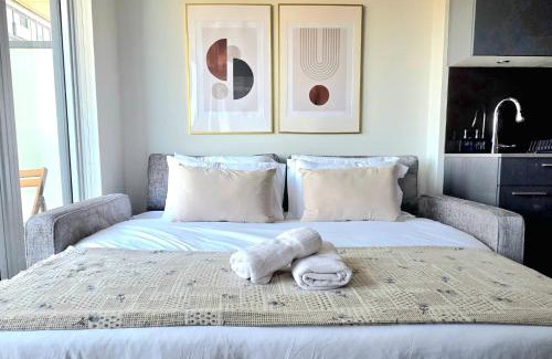 Garden District Apartment | Classy and Luxury 2 bedroom apartment 5 mins to Dundas Square