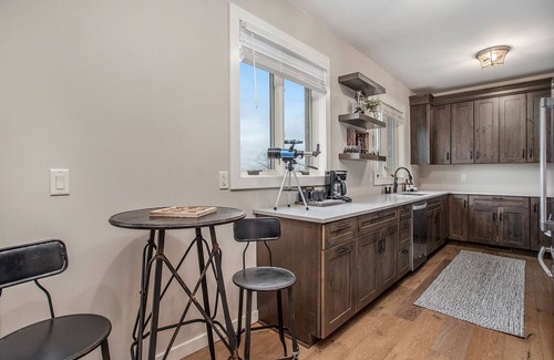 Stevensville Condo | Classy Cabin | Beaches | Grand Mere | Wineries