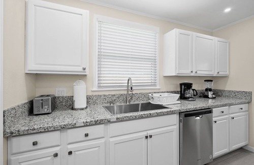 Tower District House | Clean 3B/1Bth EasyA to US99 + CA41 & to Nat'l Parks
