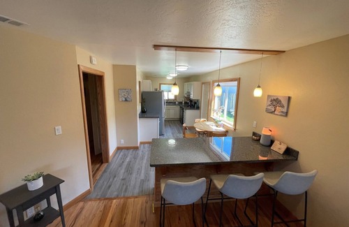 Myrtletown House | Clean and Bright Cottage, 3 bedroom with Laundry