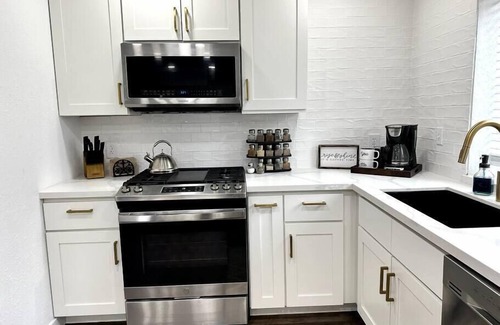 Hanford House | Clean and comfy w/fast internet