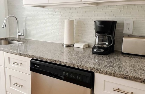 Wrigleyville Apartment | Clean & Equipped 2BR Apartment