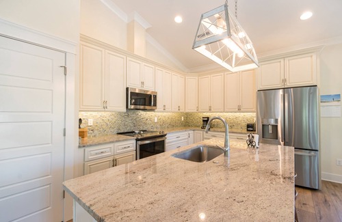 Tranquil Harbour House | Clean home on quiet street/Walk to beach & shops/Small, non-shedding dogs