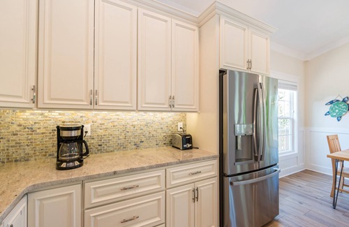 Tranquil Harbour House | Clean home on quiet street/Walk to beach & shops/Small, non-shedding dogs