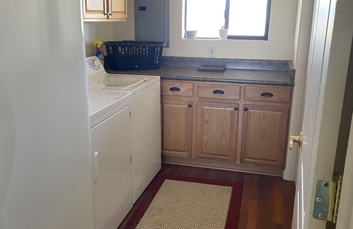 Young House | Clean home with a view, hunt Unit 23 in comfort!