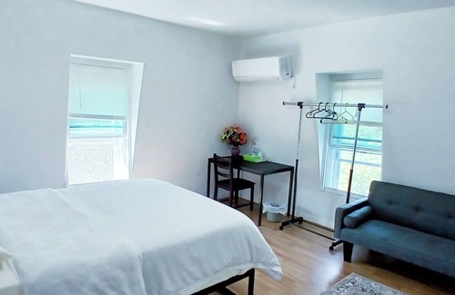 New London Bed & Breakfast | Clean master bedroom with queen & private bath, 2 blocks from Rt 95, Free Wi-Fi