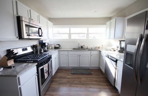 University Hills and Windsor Park House | Clean✨ Modern 🍸 Perfect 👌 Getaway 🛩 15 to downtown
