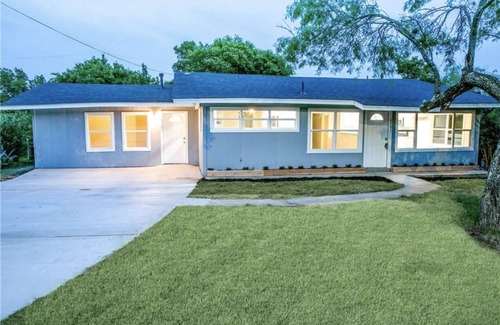 University Hills and Windsor Park House | Clean✨ Modern 🍸 Perfect 👌 Getaway 🛩 15 to downtown