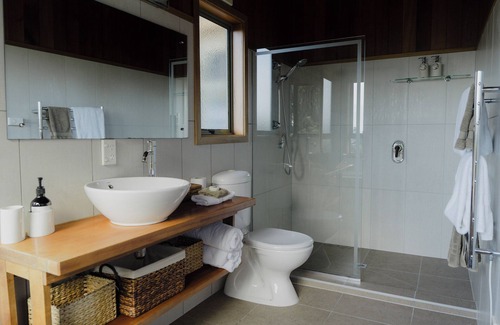 Opua Cabin | Cliff Edge by the Sea