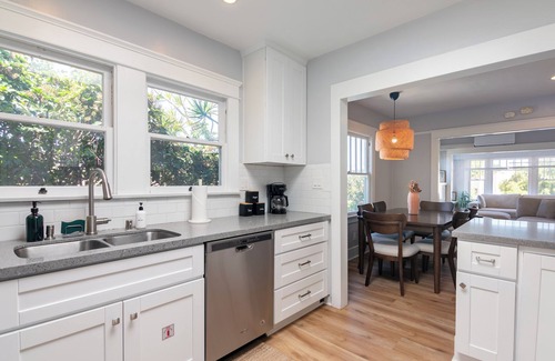 Village of La Jolla House | Cliff View by AvantStay | Hot Tub + Fire Pit | 1 block from Downtown La Jolla