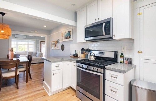 Village of La Jolla House | Cliff View by AvantStay | Hot Tub + Fire Pit | 1 block from Downtown La Jolla