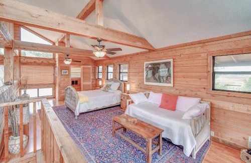 Glen Rose House | Cliffside Cabin @ High Hope Ranch Cowboy POOL!