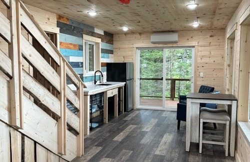 Chiniak Cottage | Cliffside Cottage – Stunning Ocean Views at Friends by the Ocean