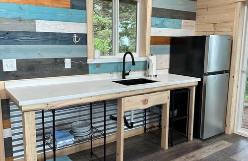 Chiniak Cottage | Cliffside Cottage – Stunning Ocean Views at Friends by the Ocean