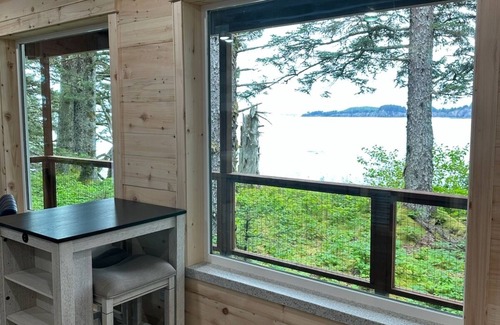 Chiniak Cottage | Cliffside Cottage – Stunning Ocean Views at Friends by the Ocean