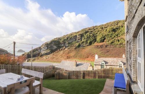 Trebarwith Strand House | Cliffside