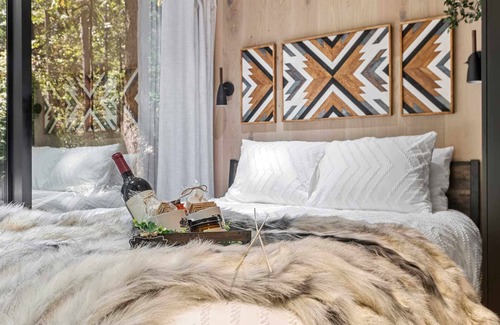 Lupton City Cabin | Cliffside Mirror Cabin