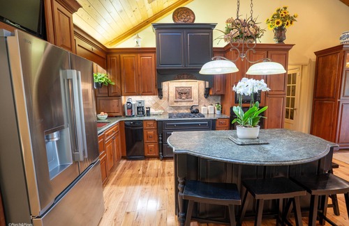 Young Harris Cabin | Cliffside Retreat – Mountain Estate 2BR 3.5B w/Views, Creek & Fire Pit