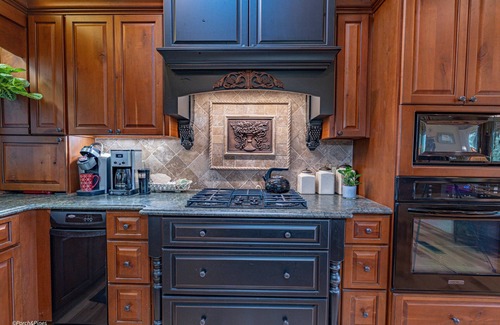 Young Harris Cabin | Cliffside Retreat – Mountain Estate 2BR 3.5B w/Views, Creek & Fire Pit