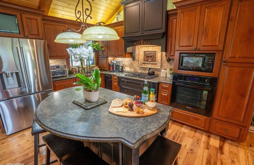Young Harris Cabin | Cliffside Retreat – Mountain Estate 2BR 3.5B w/Views, Creek & Fire Pit