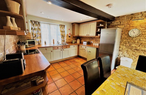 Bourton Cottage | Cloisters Cottage in Bourton-on-the-water With Off Road Park For Two Cars