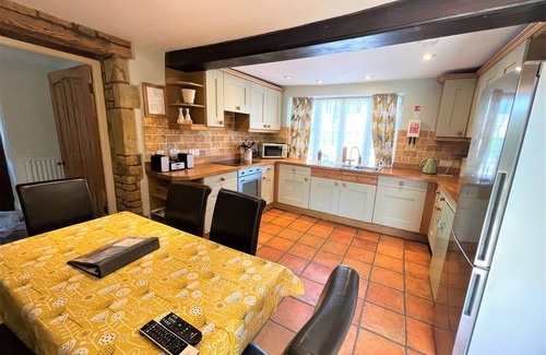 Bourton Cottage | Cloisters Cottage in Bourton-on-the-water With Off Road Park For Two Cars
