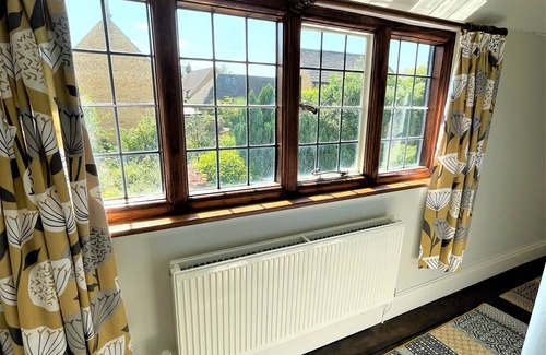 Bourton Cottage | Cloisters Cottage in Bourton-on-the-water With Off Road Park For Two Cars