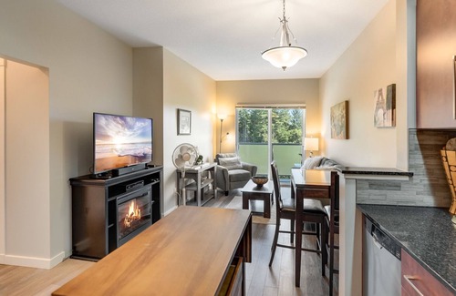 Victoria Condo | Close to Amenities/Wifi/High Cleaning Standards/Secure Parking